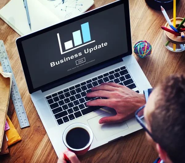 Uomo che utilizza laptop e Business Update — Foto Stock