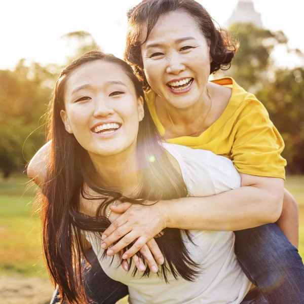 Mutter und entzückende Tochter — Stockfoto