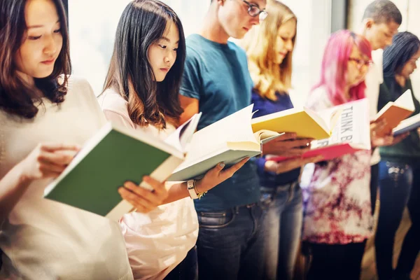 Estudiantes leyendo libros —  Fotos de Stock