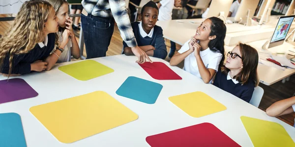 Bambini che studiano in biblioteca — Foto Stock