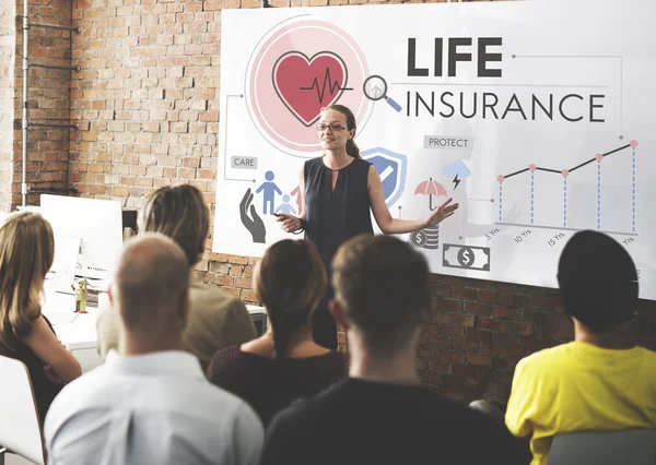 Personas en conferencia con el seguro de vida — Foto de Stock