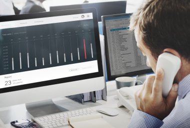 bilgisayar kontrol paneli ile çalışan iş adamı