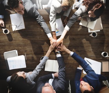 Toplantıda bir grup iş adamı 