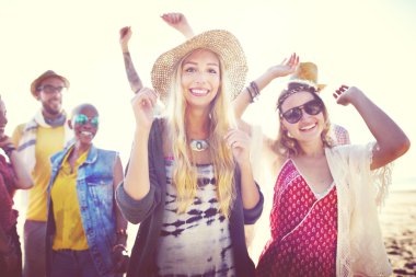 Sahilde birlikte vakit arkadaşlar