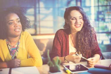 Birlikte çalışan Bayanlar Kadınlar 