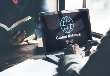 dizüstü bilgisayar kullanan adam