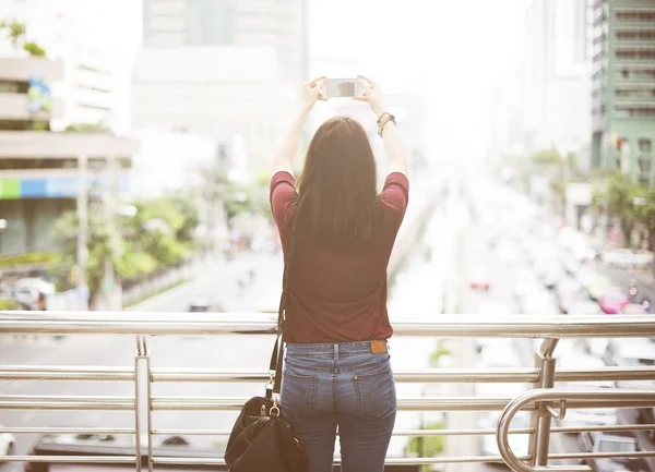 携帯電話を持つ若い女性は — ストック写真