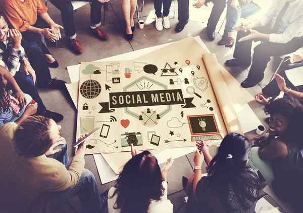 Mensen boven de poster met sociale media — Stockfoto