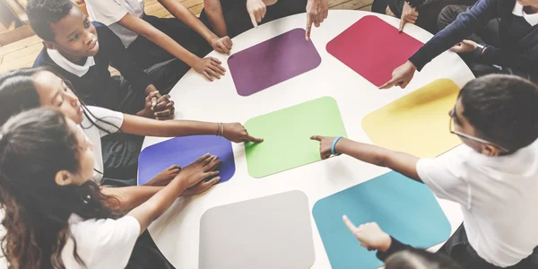 Kinder lernen in der Schule — Stockfoto