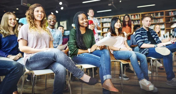 Klassenkameraden im Klassenzimmer bei Vorlesung — Stockfoto