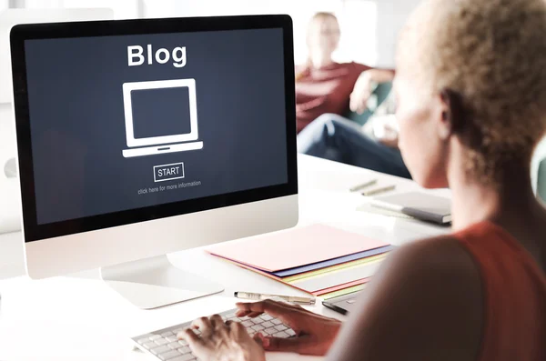 Businesswoman working on computer with blog — Stock Photo, Image