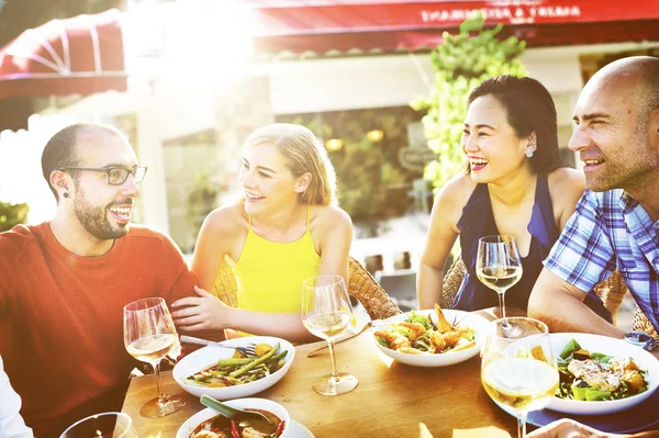 Amici felici nel ristorante — Foto Stock