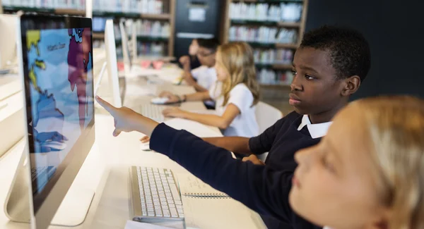 Alunos elementares em sala de aula de informática — Fotografia de Stock