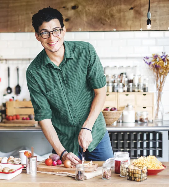 Retrato de hombre feliz con comida —  Fotos de Stock