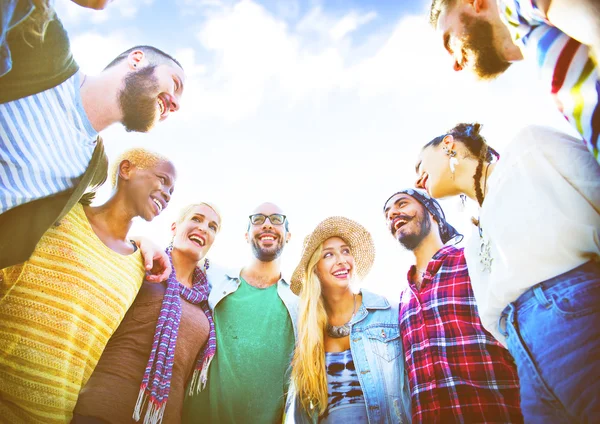 Amigos felices se divierten en verano — Foto de Stock