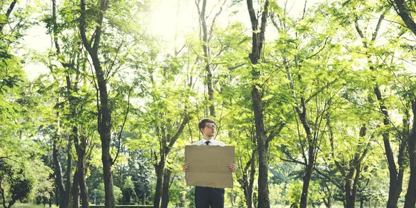 Empresario con vacío en blanco —  Fotos de Stock