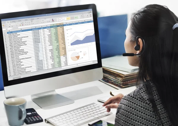 Affärskvinna arbetar på dator med kalkylblad — Stockfoto