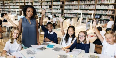 okulda ders sahip öğrenciler