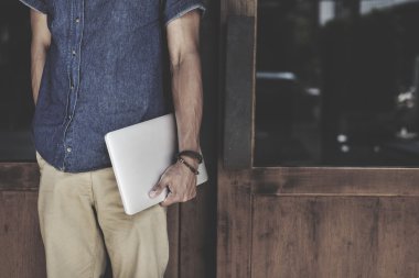 laptop ile ayakta adam 