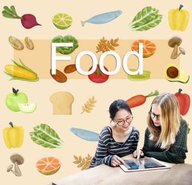 Tablet ile oturan kadın