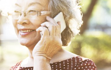 Büyükanne ile hareket eden telefon