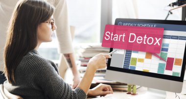 başlangıç detoks ile monitörde gösterilen kadın