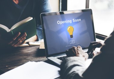 Laptop ve açılış yakında kullanan adam