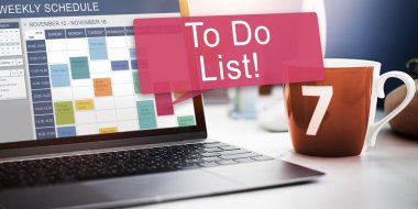 laptop bir Ofis Masası ve Yapılacaklar listesi