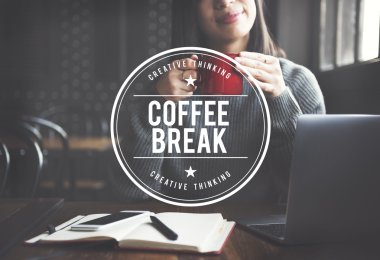 Kahve molası ile kahve içme kadın