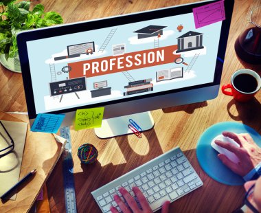 Bilgisayarda çalışan adam