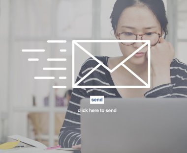 Dizüstü bilgisayarla çalışan kadın