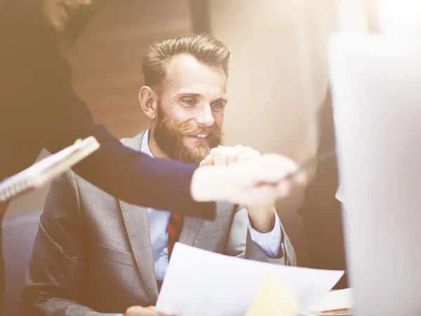 Uomini d'affari che lavorano insieme — Foto Stock