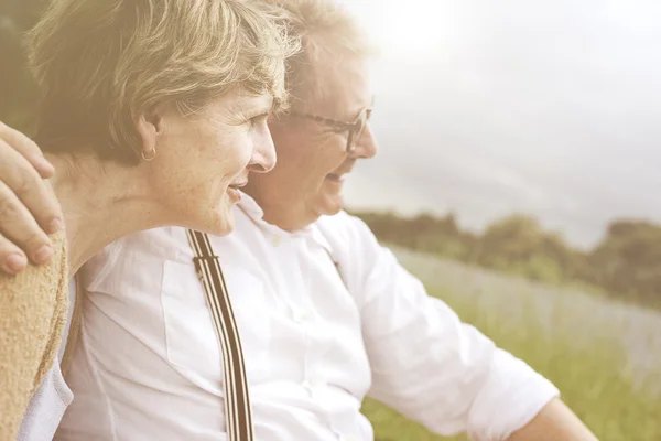 Heureux couple senior en plein air — Photo