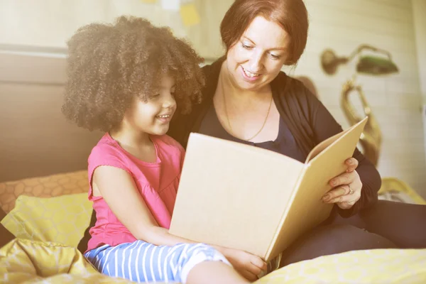 Mor och barn läsa — Stockfoto