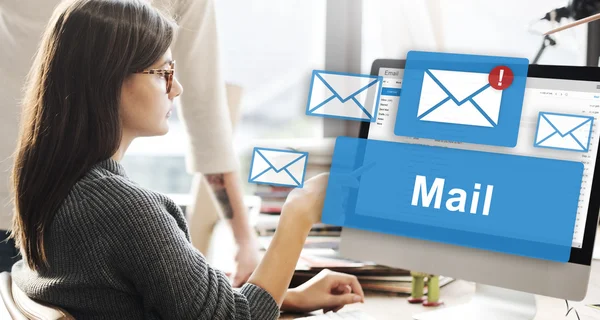 Vrouw tonen op monitor met mail — Stockfoto