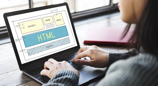 Vrouw die op laptop met html te typen — Stockfoto