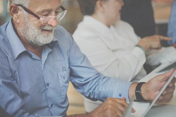 Personas de mediana edad que estudian juntas — Foto de Stock