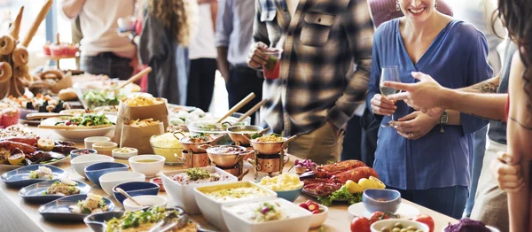 Personas con tazas y platos — Foto de Stock