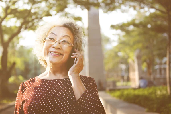 Oma mit Handy — Stockfoto