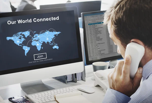 Zakenman die werken op de computer met de wereld verbonden — Stockfoto