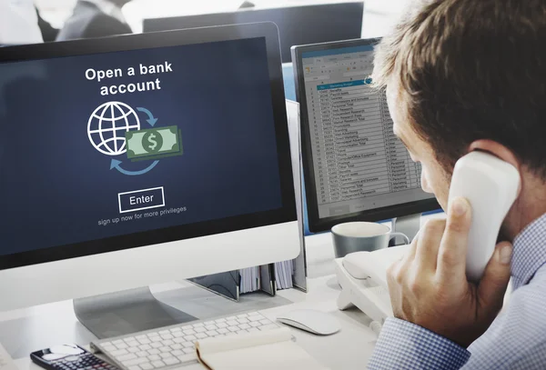 Affärsman som arbetar på dator med bankkonto — Stockfoto