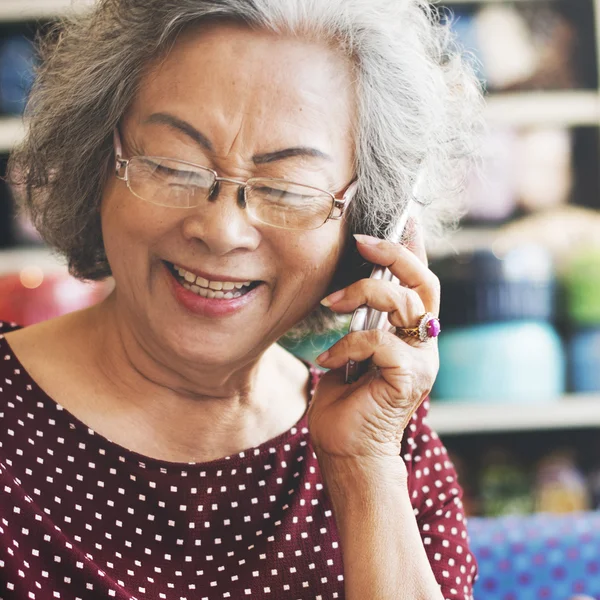 Grandma with mobile phone — Stock Photo, Image