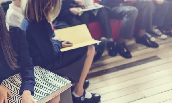 Compagni di classe in biblioteca con libri — Foto Stock