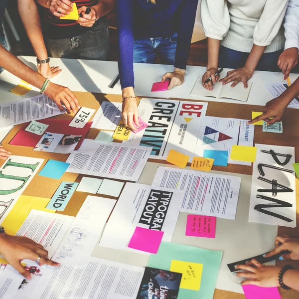 Grupo de estudiantes ideas de lluvia de ideas — Foto de Stock