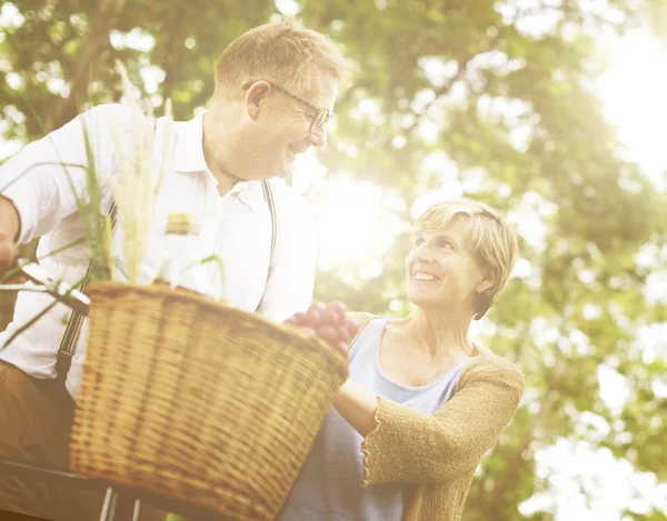 Heureux couple aîné avec vélo extérieur — Photo