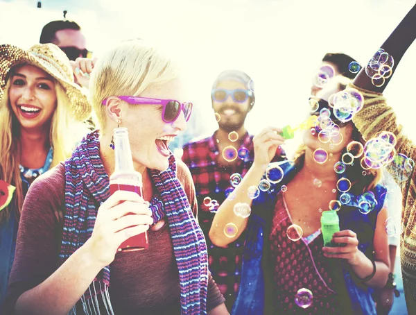 Amigos felices se divierten en verano — Foto de Stock