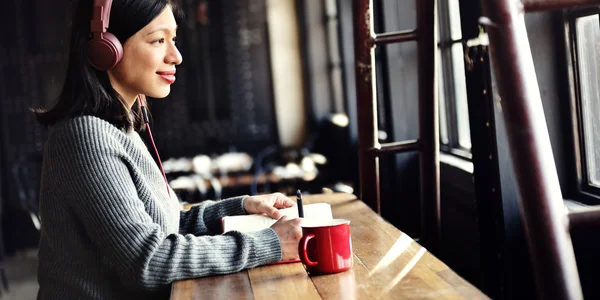 Woman writing notes in diary — Stock Photo, Image