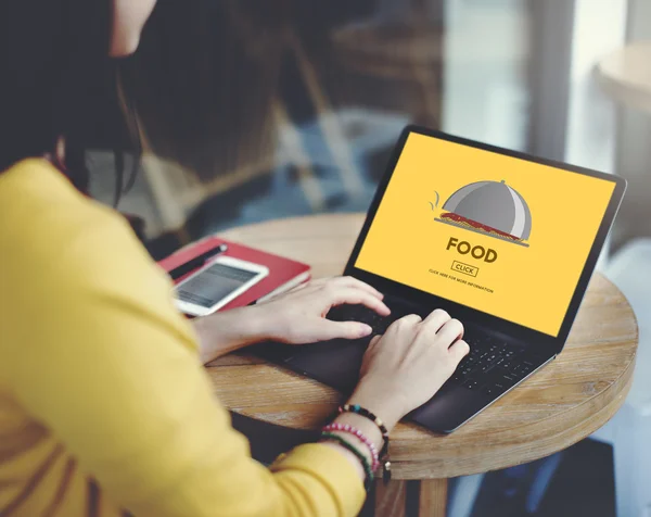 Frau arbeitet mit Laptop — Stockfoto