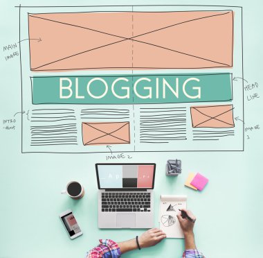 Blogging ile masa üstünde laptop