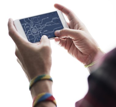 Cep telefonu kullanan adam